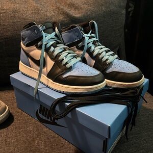 Slightly used with box and extra laces Jordan unc ones size 7 GS